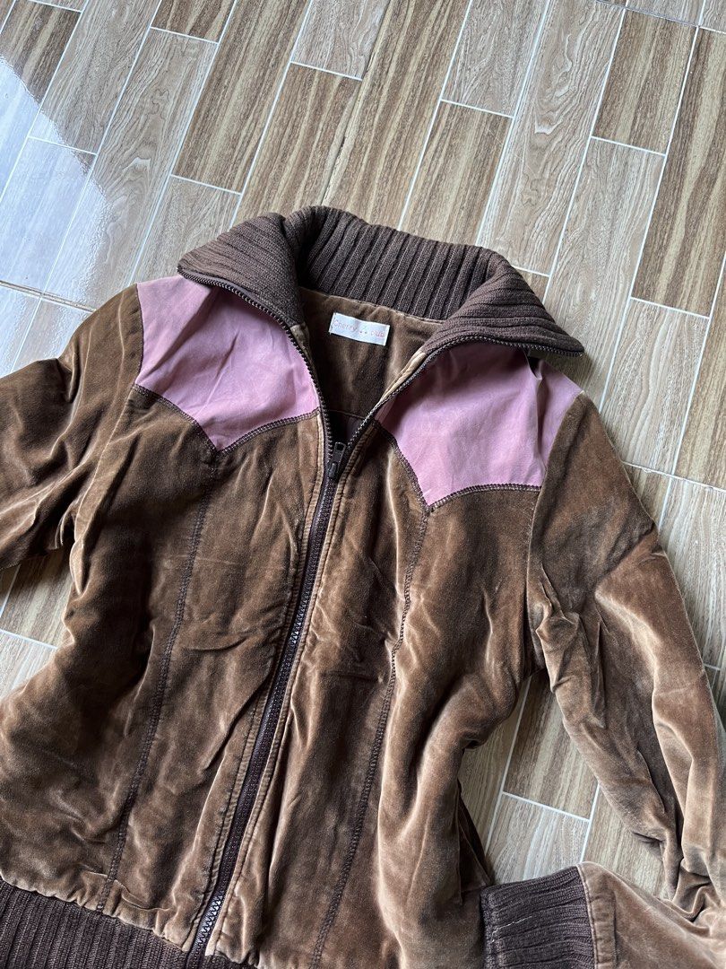 Y2k velvet jacket (Category: Coats, Jackets and Outerwear) located in Guinobatan. Submitted by rosseeey (Listing ID 1462269530, Image 2). Description: Chocolate brown, pretty ww! 😍 S-M.