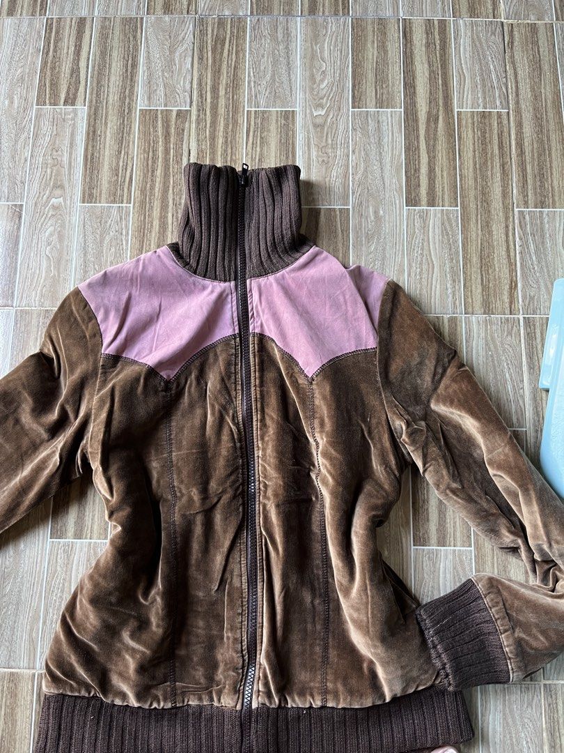 Y2k velvet jacket (Category: Coats, Jackets and Outerwear) located in Guinobatan. Submitted by rosseeey (Listing ID 1462269530, Image 1). Description: Chocolate brown, pretty ww! 😍 S-M.