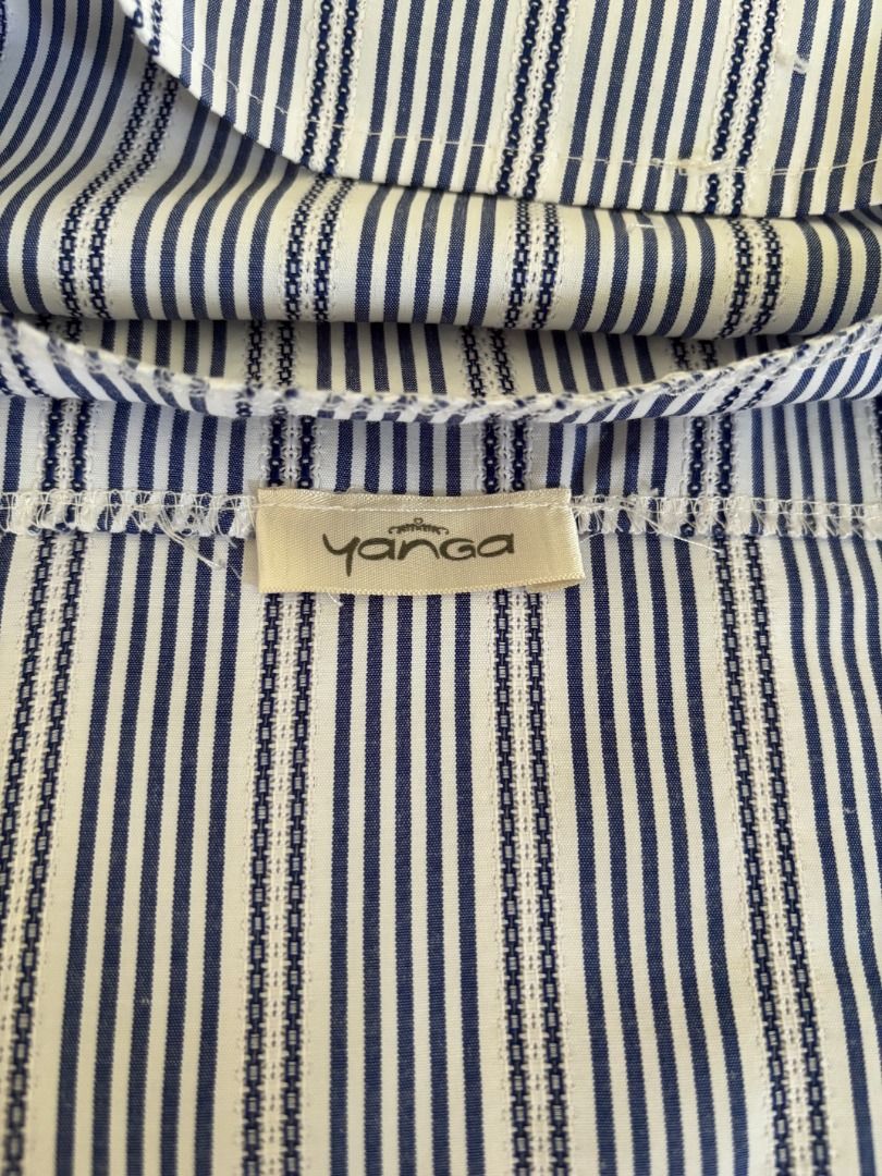 Yanga Blue striped v-neck top (Category: Sleeveless) located in Tuguegarao City. Submitted by declutterwithfran (Listing ID 1462414765, Image 2). Description: 𖦹 ׂsize : s - semi m 𖦹 ׂ b: 36" 𖦹 ׂ l: 12 1/2" MOD: JNT MOP: Gcash/ Maribank/ Bank Transfer.
