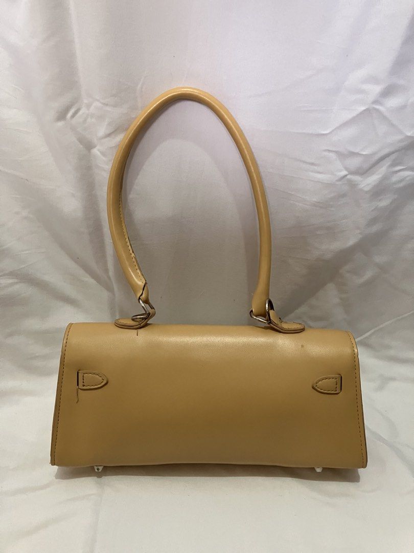 Yellow Shoulder Bag with Gold Clasp (Category: Shoulder Bags) located in Cavite. Submitted by haliadreamz (Listing ID 1462326522, Image 2). Description: - Stylish yellow shoulder bag - Secure gold clasp closure Issues: - Discoloration on hardware - Paint residue on the hardware (the bag was thrifted so idk where the paint came from) - The leather used to close the bag is coming apart on both sides Size: Length- 27.5 cm Height- 13 cm w/o strap, 35