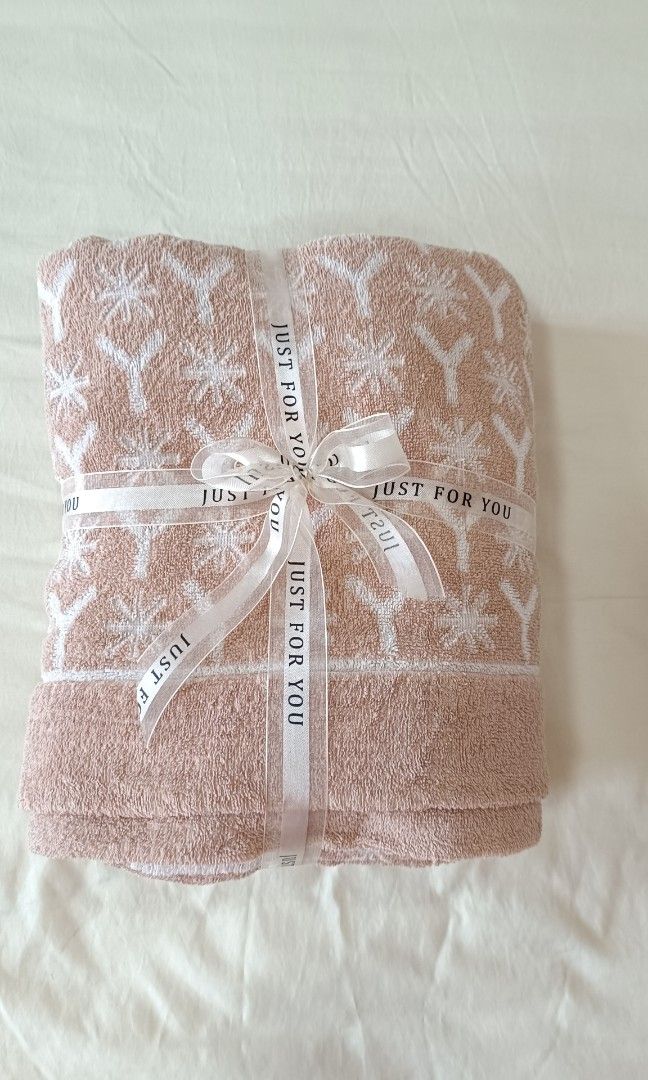 YSL Towel Blanket 130x180cm (Category: Bedding & Towels) located in Makati City. Submitted by jstreasuredfinds (Listing ID 1462292840, Image 1). Description: Brand: YSL Towel Blanket 130x180cm 100% cotton Washed and sanitized Perfect for a gift. 😍🎁.