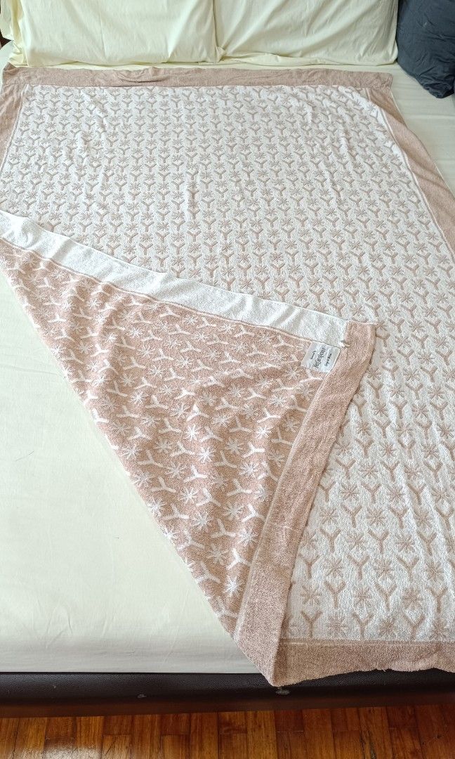 YSL Towel Blanket 130x180cm (Category: Bedding & Towels) located in Makati City. Submitted by jstreasuredfinds (Listing ID 1462292840, Image 3). Description: Brand: YSL Towel Blanket 130x180cm 100% cotton Washed and sanitized Perfect for a gift. 😍🎁.