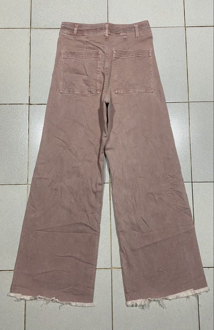 Zara Baggy (Category: Jeans) located in Mandaue City. Submitted by MJ_80 (Listing ID 1462344090, Image 1). Description: Womens Zara Baggy Jeans Size 26 on tag Fits 26-27 Waist See photos for measurents Color rate & Condition: 9.8/10 Price: 880 .