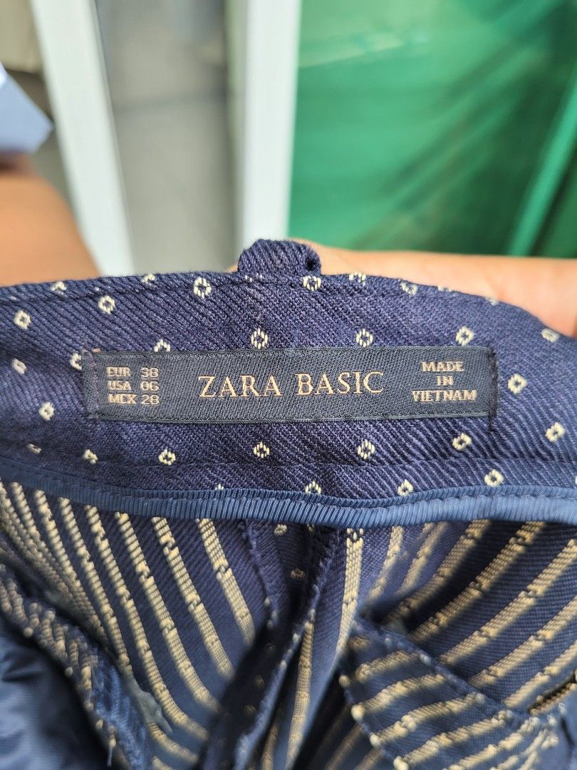 Zara Basic Navy Blue Polka Dot Cropped Pants (Category: Other Bottoms) located in Muntinlupa City. Submitted by havilahph (Listing ID 1462310035, Image 2). Description: Navy blue pants with a white polka dot pattern. Cropped length. From Zara Basic. Made in Vietnam. Size US 6. Great for casual or work wear..