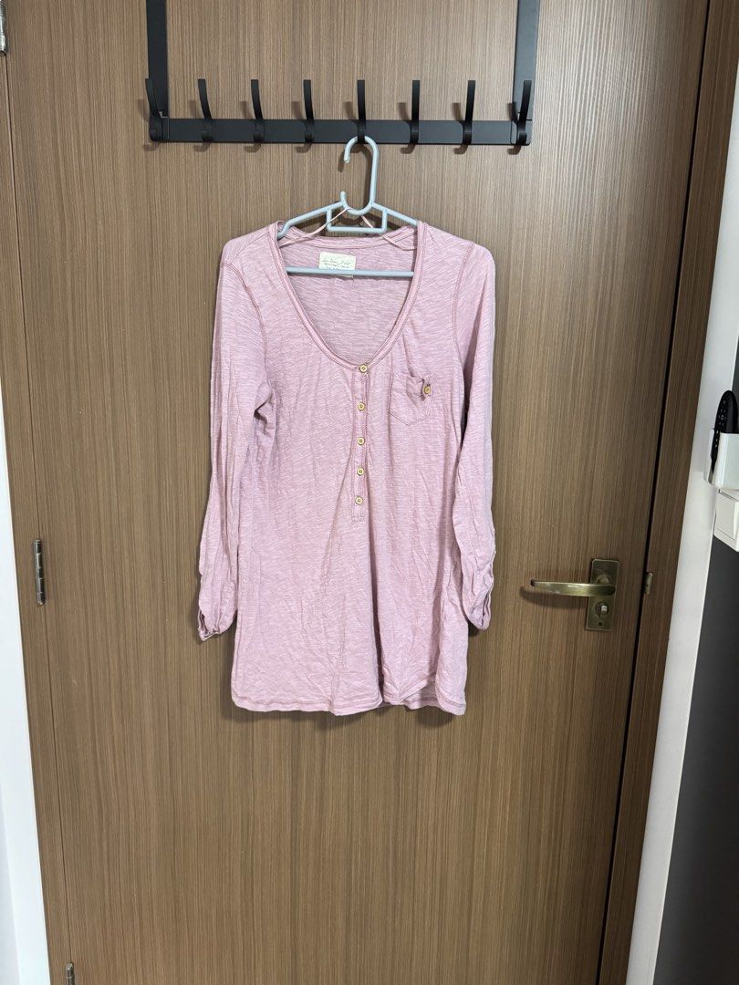 Zara basic top (Category: Longsleeves) located in Singapore. Submitted by dolldoll882000 (Listing ID 1462283696, Image 1). Description: Size L Buyer pay $2 postage .