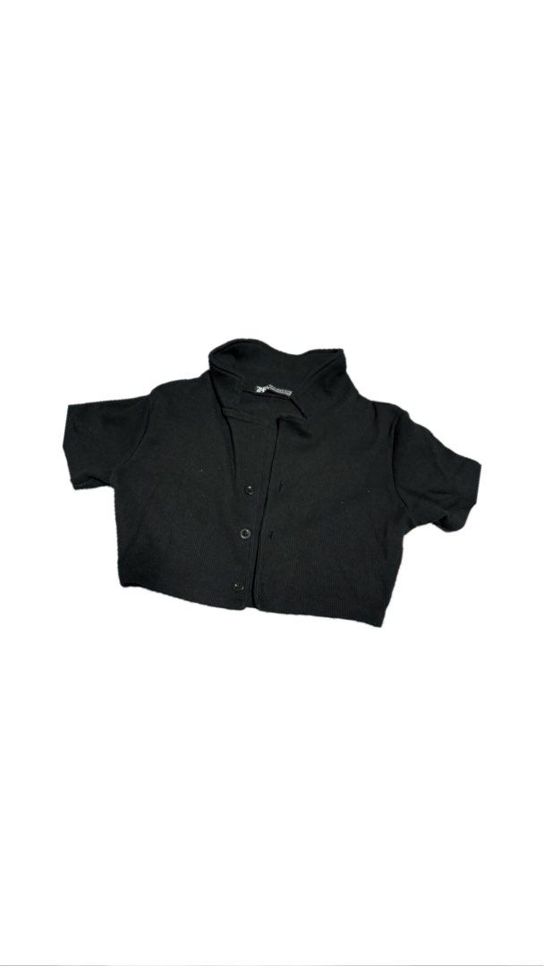 Zara Black Ribbed Cropped Cardigan (Category: Coats, Jackets and Outerwear) located in Paranaque City. Submitted by nikadeclutters (Listing ID 1462343615, Image 1). Description: Zara black cropped cardigan, short sleeves, collared, button-up, ribbed texture. Perfect for layering. Size XL on tag but can fit M-L.