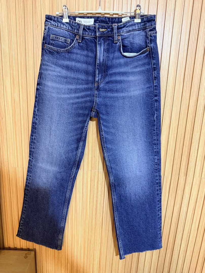 ZARA Blue Denim Cropped Jeans (Category: Jeans) located in Makati City. Submitted by ziagabrielle (Listing ID 1462302141, Image 1). Description: - Brand: ZARA - Color: Blue Denim - Style: Cropped Jeans - Features: Raw Hem, Straight Leg Fit - Size: EUR 40 / US 8 / MEX 30 - Origin: Made in Bangladesh - Perfect for everyday wear and easy styling. -W30xL37 .