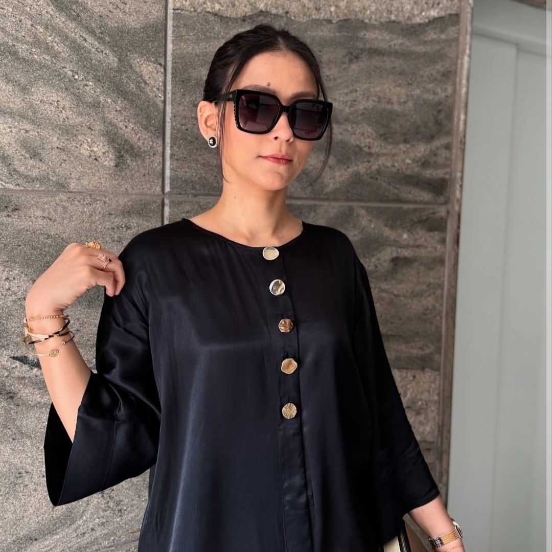 Zara BNWT Silk Top (Category: Others Tops) located in Angeles City. Submitted by miss_independent01 (Listing ID 1462316786, Image 3). Description: Zara BNWT Silk Top Color: Black Width: 22 (Large on tag) Length: 22 Sleeve: 16 Shoulder: 17 MOP: Gcash ✅ Mine Now, Pay Now ✅ First to Pay, Gets the Item 📍 PAMPANGA Courier: JnT 🚚🚚 PM 💌💌.