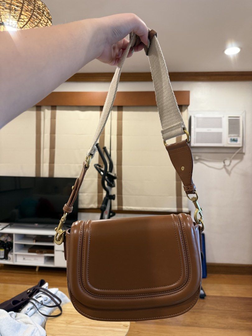 Zara Brown Leather Shoulder Bag with Canvas Strap (Category: Shoulder Bags) located in Pasig City. Submitted by aria.dc.fonacier (Listing ID 1462366652, Image 1). Description: - Brand: Zara - Color: Brown - Material: Leather finish with sturdy canvas strap - Interior: 1 zippered pocket, 1 slip pocket - Hardware: Gold details - Style: Shoulder bag - Ideal for: Everyday use, fits essentials.