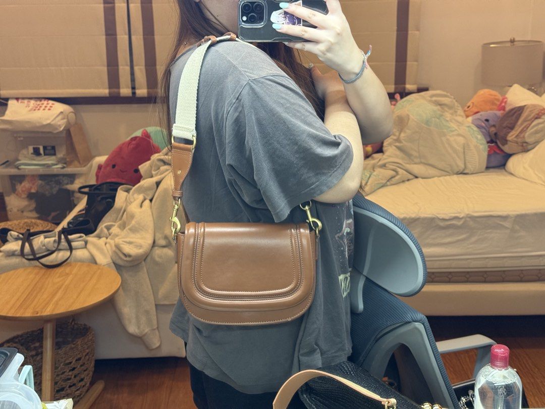 Zara Brown Leather Shoulder Bag with Canvas Strap (Category: Shoulder Bags) located in Pasig City. Submitted by aria.dc.fonacier (Listing ID 1462366652, Image 2). Description: - Brand: Zara - Color: Brown - Material: Leather finish with sturdy canvas strap - Interior: 1 zippered pocket, 1 slip pocket - Hardware: Gold details - Style: Shoulder bag - Ideal for: Everyday use, fits essentials.