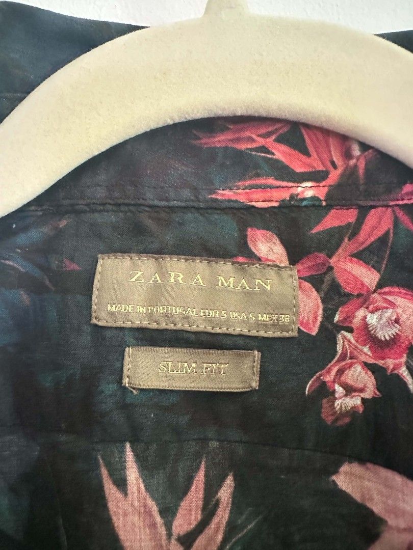 Zara Buttondown Shirt (Category: Tshirts & Polo Shirts ) located in Legazpi City. Submitted by aprilluxefinds (Listing ID 1462291134, Image 2). Description: Zara Buttondown Shirt Slim fit Size small Cotton material Very lightweight.
