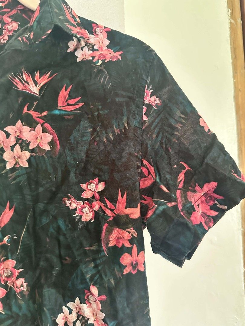 Zara Buttondown Shirt (Category: Tshirts & Polo Shirts ) located in Legazpi City. Submitted by aprilluxefinds (Listing ID 1462291134, Image 3). Description: Zara Buttondown Shirt Slim fit Size small Cotton material Very lightweight.