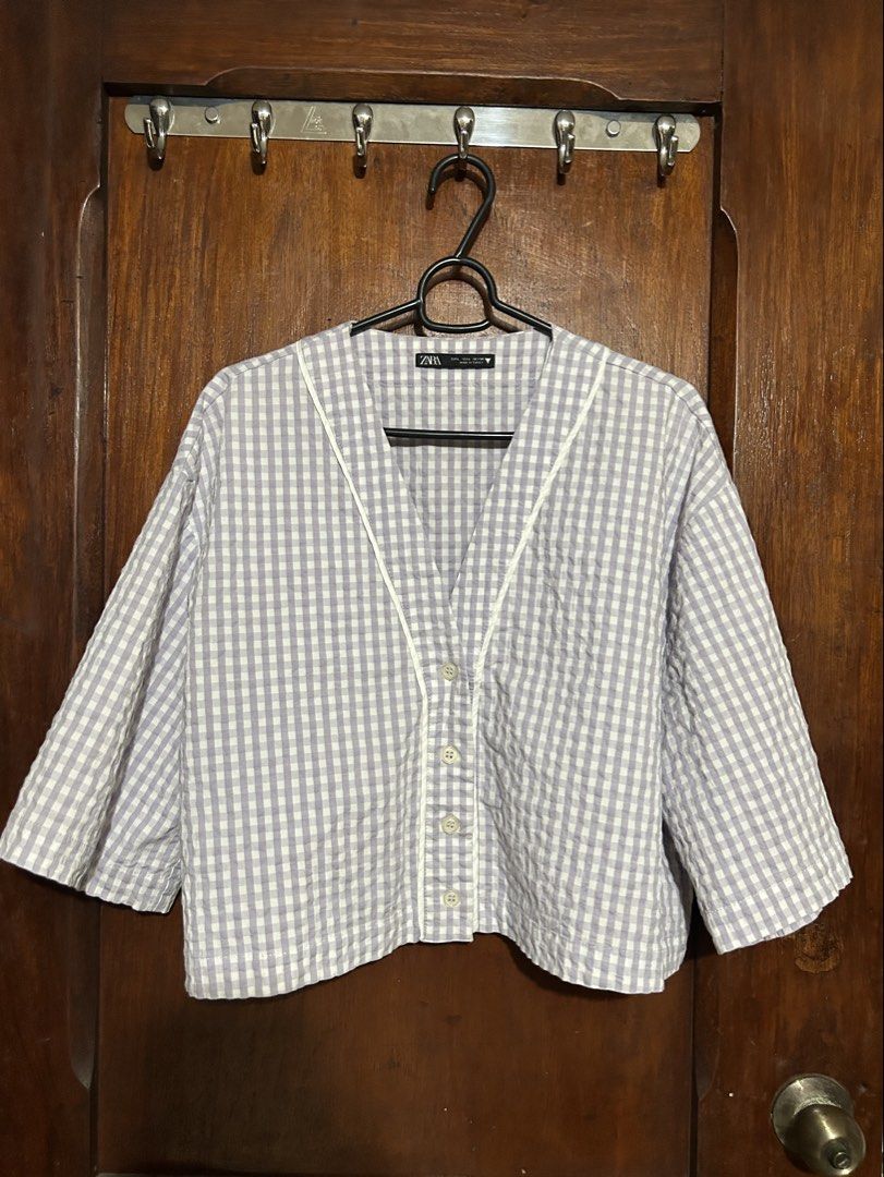 ZARA Cropped Gingham Blouse (Category: Blouses) located in Manila. Submitted by curatedbyelvynna (Listing ID 1462369965, Image 1). Description: No when worn, no ‘more photos’. All photos are posted, what you see is what you’ll get. Please note that my items are preloved, it is likely that there will be signs of light wear in general. Last price posted 💯 No more haggling. All items are reasonably priced based on their condition. No swaps. All sal