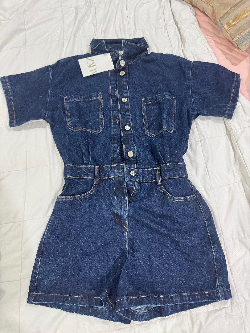 ZARA Denim Button-Up onsie (Category: Dresses) located in Cainta. Submitted by bfpmg6mdhs (Listing ID 1462367818, Image 1). Description: - Zara dark wash denim dress - Size Medium (estimated) - Button-up front closure - Includes matching belt for waist cinching - Two chest pockets - Two side pockets - Short sleeves with a slight flare - Ideal for casual outfits.