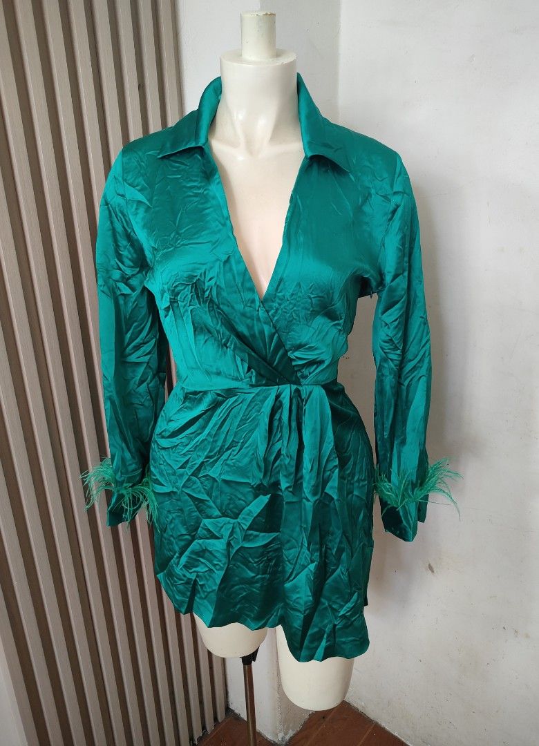 Zara Emerald Green Feather Trim Wrap Dress Medium (Category: Dresses) located in San Carlos City. Submitted by chinx008 (Listing ID 1462328741, Image 3). Description: - Zara emerald green dress - V-neckline - Long sleeves with feather trim - Matching tie belt included - Fabric has a beautiful sheen - Ideal for parties or a night out.
