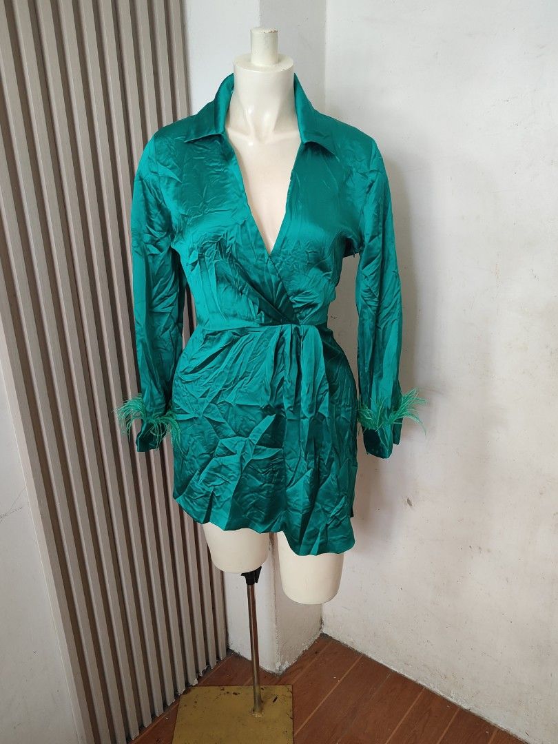 Zara Emerald Green Feather Trim Wrap Dress Medium (Category: Dresses) located in San Carlos City. Submitted by chinx008 (Listing ID 1462328741, Image 2). Description: - Zara emerald green dress - V-neckline - Long sleeves with feather trim - Matching tie belt included - Fabric has a beautiful sheen - Ideal for parties or a night out.