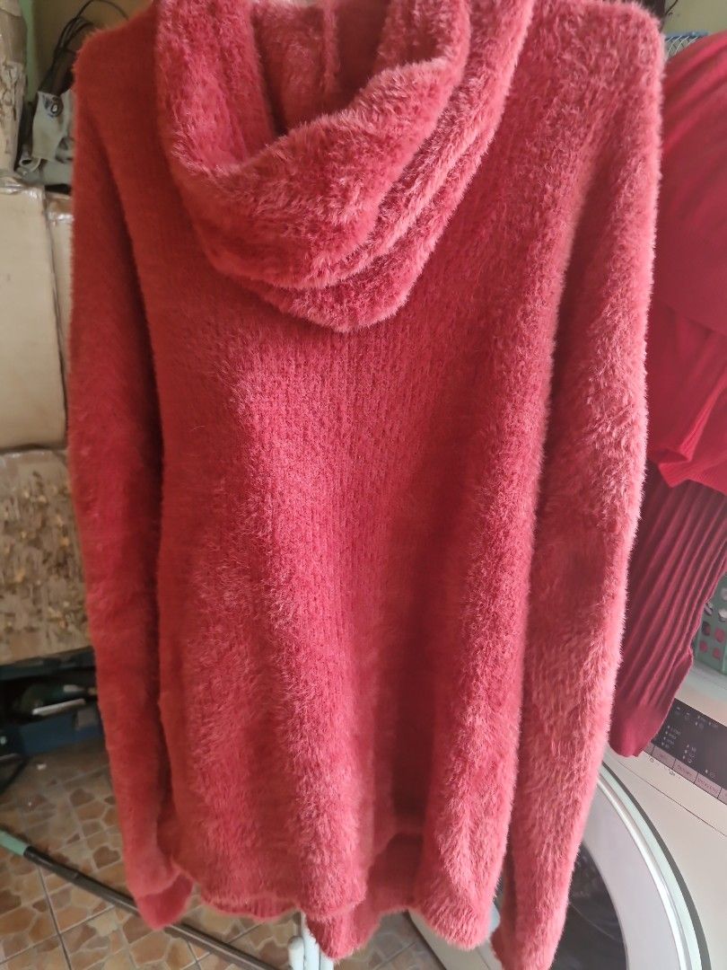 ZARA Fuzzy Knit Sweater (Category: Coats, Jackets and Outerwear) located in Manila. Submitted by musthave1984 (Listing ID 1462318253, Image 3). Description: - Super soft fuzzy knit sweater from ZARA - Cozy reddish-pink color - Ideal for cooler weather, providing warmth - Easy to style with jeans or skirts - A great addition to your wardrobe.