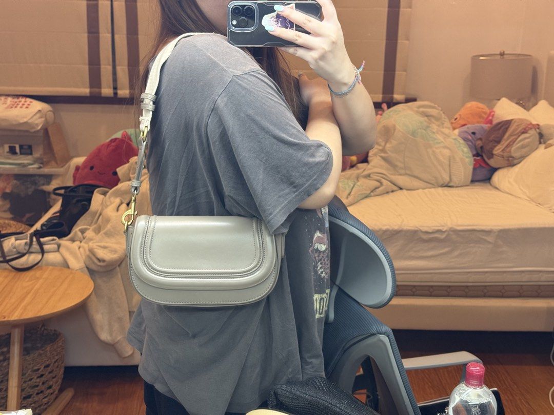 Zara Grey Shoulder Bag (Category: Shoulder Bags) located in Pasig City. Submitted by aria.dc.fonacier (Listing ID 1462366543, Image 2). Description: - Zara grey shoulder bag - Main compartment with inner zip pocket - Front zip pocket - Adjustable strap - Gold hardware details - Ideal for everyday use.