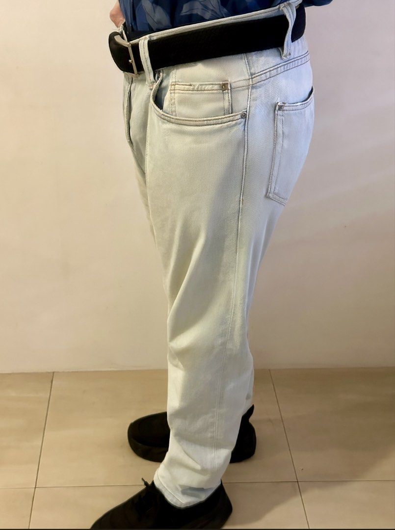 ZARA Light Wash Denim Jeans (Category: Jeans) located in Manila. Submitted by chris9837 (Listing ID 1462410186, Image 3). Description: - ZARA light wash denim jeans - Size 31 waist - Comfortable for casual wear Size: EUR 40/US 31 Location Parañaque..
