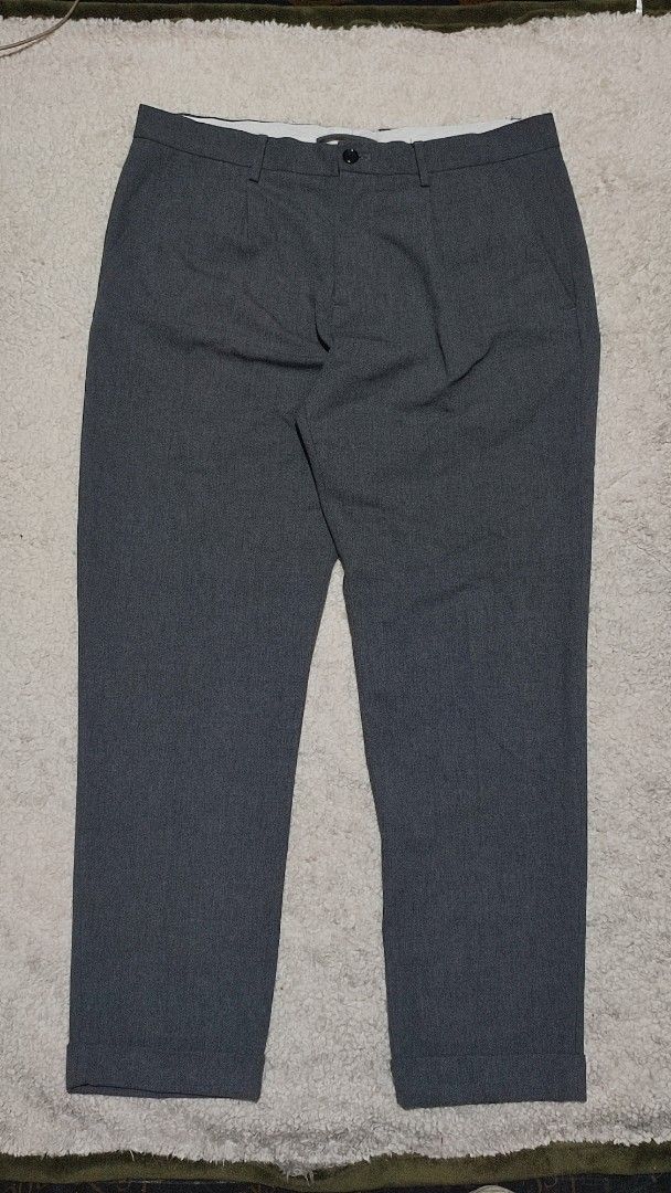 Zara Man Grey Pleated Trousers (Category: Trousers) located in Manila. Submitted by anthonyg01 (Listing ID 1462308435, Image 1). Description: Length: 39.5 inches outseam Width: 35 inches Hem: 7 inches Price: 250 pesos Condition: 9.8/10 Issues: none PM if interested or for inquiries Meetups within MANILA only Can do shipping at buyers expense.