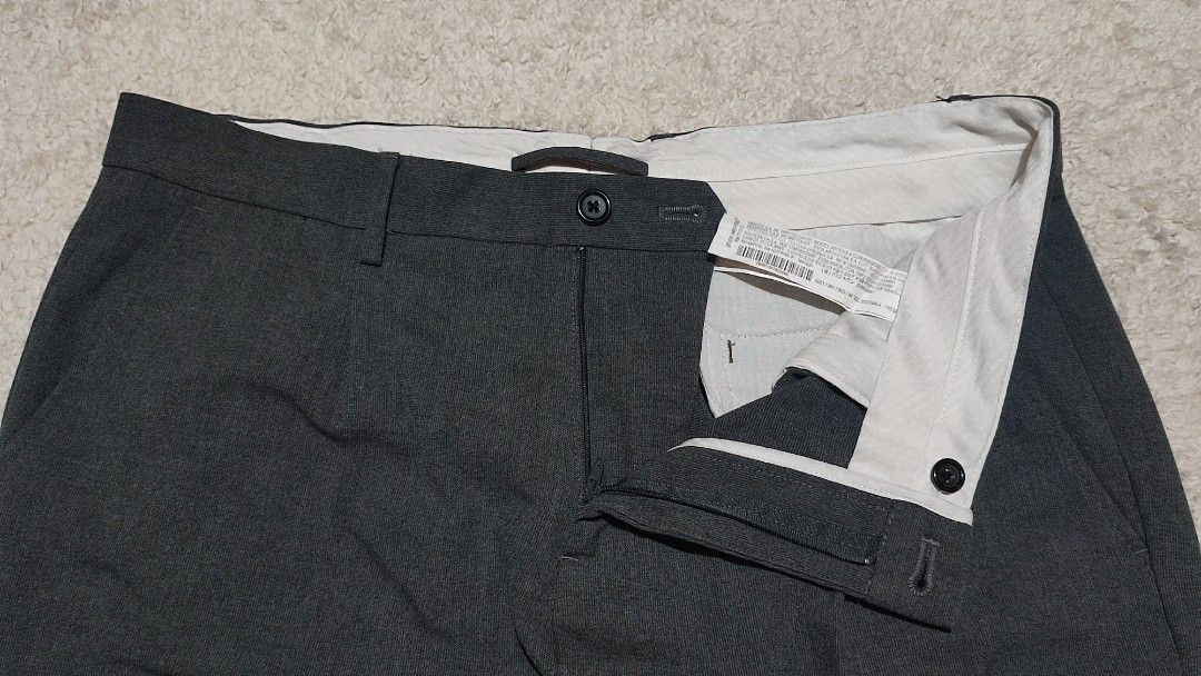 Zara Man Grey Pleated Trousers (Category: Trousers) located in Manila. Submitted by anthonyg01 (Listing ID 1462308435, Image 3). Description: Length: 39.5 inches outseam Width: 35 inches Hem: 7 inches Price: 250 pesos Condition: 9.8/10 Issues: none PM if interested or for inquiries Meetups within MANILA only Can do shipping at buyers expense.