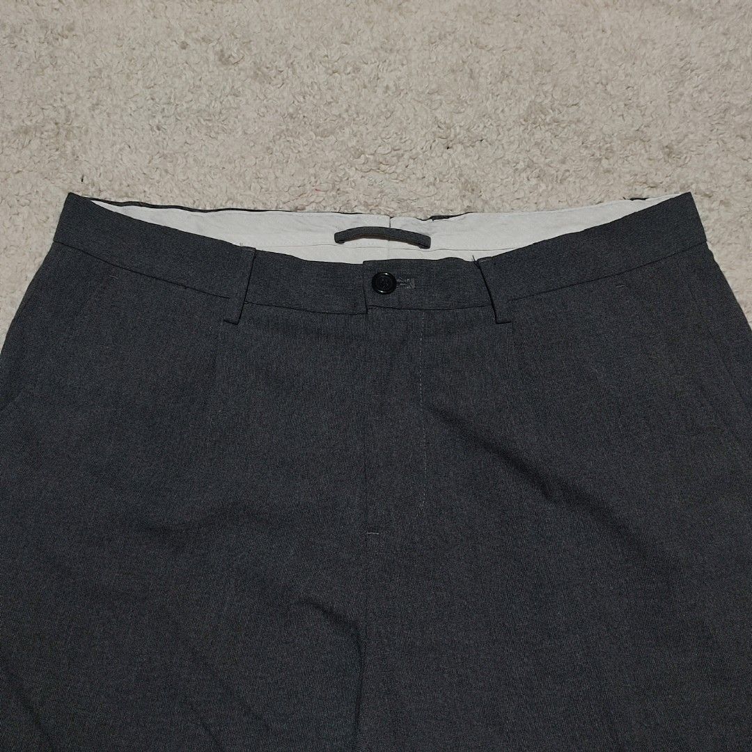 Zara Man Grey Pleated Trousers (Category: Trousers) located in Manila. Submitted by anthonyg01 (Listing ID 1462308435, Image 2). Description: Length: 39.5 inches outseam Width: 35 inches Hem: 7 inches Price: 250 pesos Condition: 9.8/10 Issues: none PM if interested or for inquiries Meetups within MANILA only Can do shipping at buyers expense.