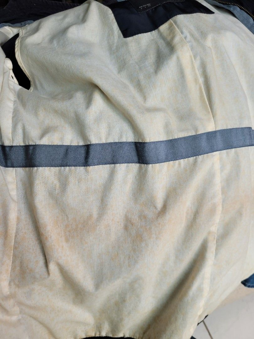 Zara Trench Utility Jacket FAVORITE!!!! (Category: Coats, Jackets and Outerwear) located in Muntinlupa City. Submitted by havilahph (Listing ID 1462272351, Image 3). Description: Has some oxidation stains only on the lining, which can be washed :) A favorite!!! Super great for travels. Fits Size L. .
