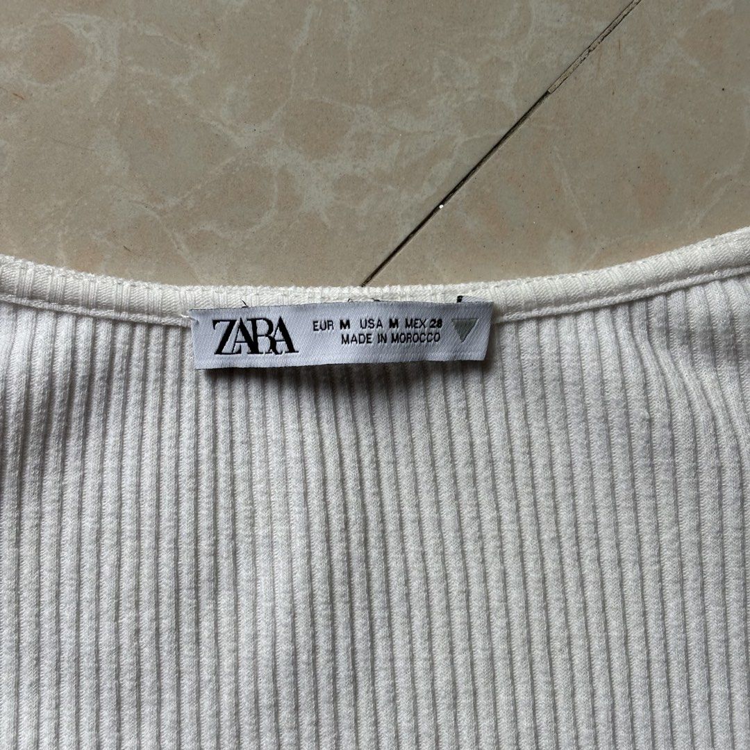 ZARA White Ribbed Long Sleeve Wrap Crop Top (Category: Longsleeves) located in Manila. Submitted by glenkm (Listing ID 1462291349, Image 2). Description: - Original ZARA White Ribbed Long Sleeve Crop Top - Flattering wrap front design - Stretchy material - Used once Shipping: Lalamove or J&T (65 pesos) .