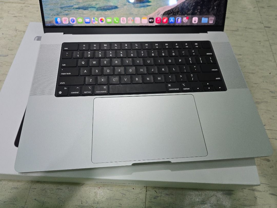 16吋 2025 Apple MacBook Pro, M4 Pro, 24+512GB, Battery health 100%, cycle 54 only, silver color 銀色, LLM local model （分類：手提電腦）位於 Hong Kong。 由 hkchick02 提交（商品編號 1462493958，圖片 2）。簡介： Good condition. Work properly. Warranty expired. 靚仔，過保，工作正常。 Include box, power supply. 連火牛，盒。 Battery health 100%, cycle 54 only. 電池健康度 100%，54cyclr。 spec: https://support.apple.com/zh-hk/121554 14-core CPU, 20-core GPU。