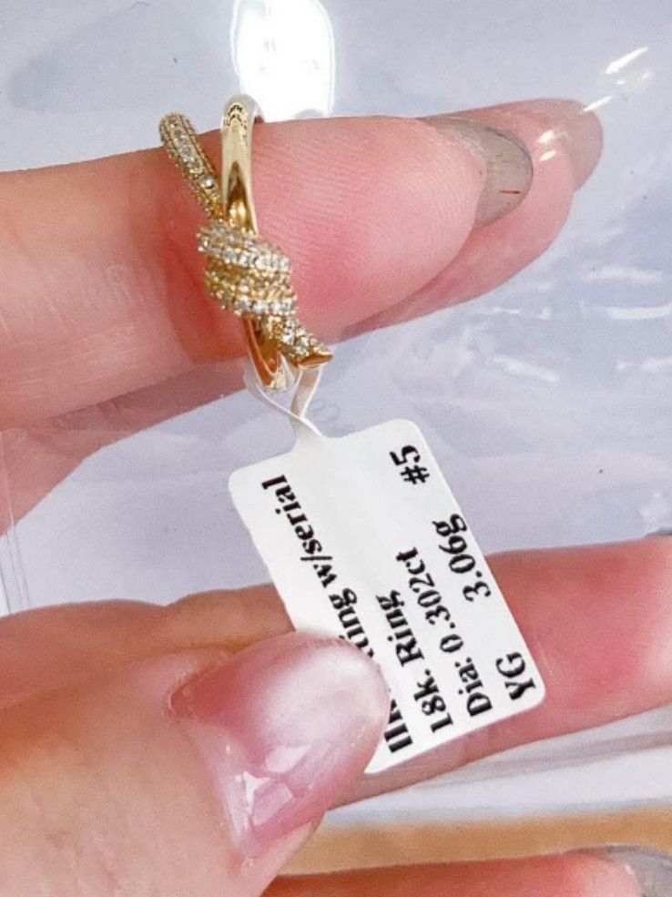 18k HongKong setting gold knot diamond ring (Category: Rings) located in Manila. Submitted by bhelgoldseller2ndaccount (Listing ID 1462483649, Image 1). Description: New!!✨New!!✨New!! 18k HongKong setting Gold 11,900/g 💯pawnable/naisasanla 💯with high appraisal rate 💯good investment 💯Direct supplier price 👉OPEN for resellers 🌺please take time to evaluate their actual sizes and grams 👉Best panggift for all occasions ✅ Sold per grams not per 