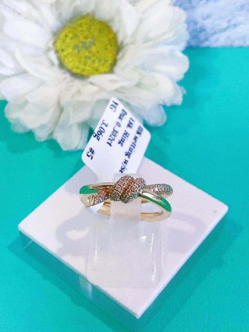 18k HongKong setting gold knot diamond ring (Category: Rings) located in Manila. Submitted by bhelgoldseller2ndaccount (Listing ID 1462483649, Image 2). Description: New!!✨New!!✨New!! 18k HongKong setting Gold 11,900/g 💯pawnable/naisasanla 💯with high appraisal rate 💯good investment 💯Direct supplier price 👉OPEN for resellers 🌺please take time to evaluate their actual sizes and grams 👉Best panggift for all occasions ✅ Sold per grams not per 