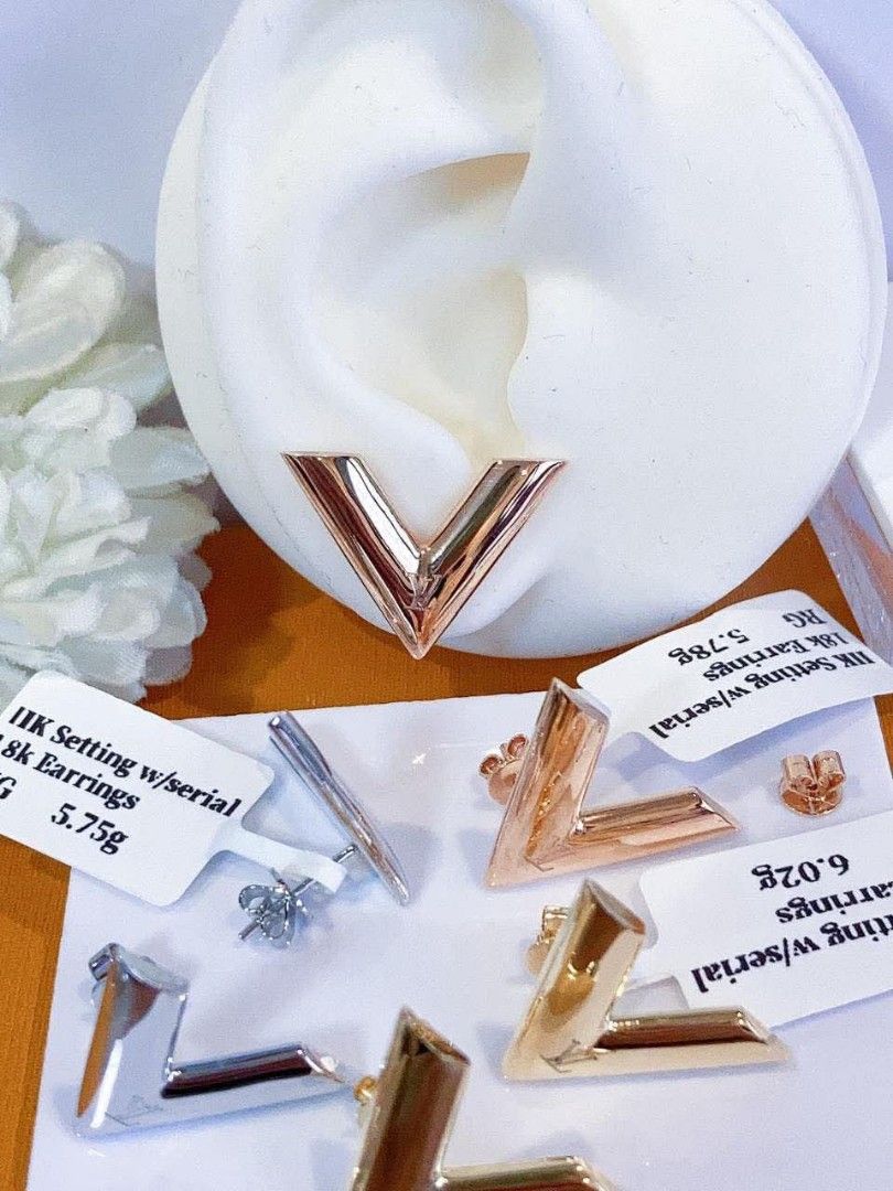 18k HongKong setting gold LV earrings (Category: Earrings) located in Manila. Submitted by bhelgoldseller2ndaccount (Listing ID 1462558183, Image 3). Description: New!!✨New!!✨New!! 18k HongKong setting Gold 9500/g 💯pawnable/naisasanla 💯with high appraisal rate 💯good investment 💯Direct supplier price 👉OPEN for resellers 🌺please take time to evaluate their actual sizes and grams 👉Best panggift for all occasions ✅ Sold per grams not per piece