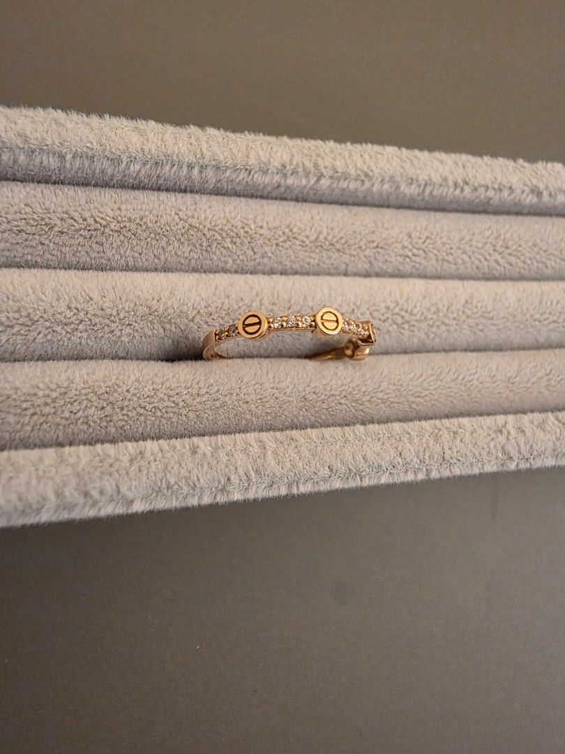 18K Rose Gold CZ Ring Size 3.5 (Category: Rings) located in Makati City. Submitted by Gkyutie (Listing ID 1462509336, Image 2). Description: 18K rose gold ring featuring sparkling cubic zirconia (CZ) accents and a delicate design. Its petite size makes it perfect as a pinky ring,and the simple is easy to wear on its own or stack with other rings. Size 3.5 Weight 0.9g.
