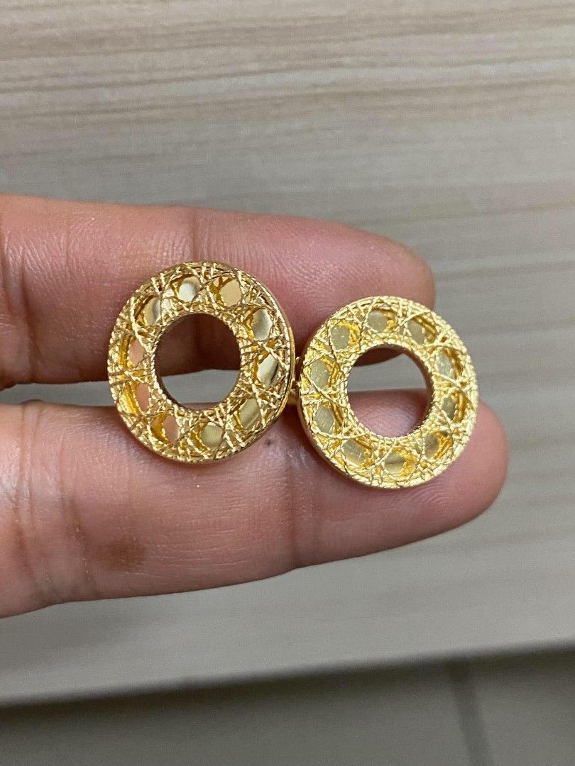 18k Saudi gold Dior earrings (Category: Earrings) located in Manila. Submitted by bhelgoldseller2ndaccount (Listing ID 1462666413, Image 1). Description: New!!✨New!!✨New!! Authentic 18k Saudi Golds 💯pawnable/naisasanla 💯with high appraisal rate 💯good investment 💯Direct supplier price 👉OPEN for resellers 🌺please take time to evaluate their actual sizes and grams 👉Best panggift for all occasions ✅ Sold per grams not per piece Kya lowest pric