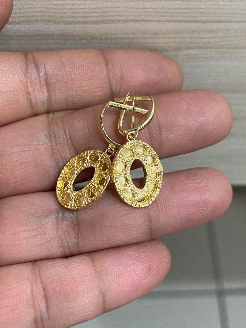 18k Saudi gold Dior earrings (Category: Earrings) located in Manila. Submitted by bhelgoldseller2ndaccount (Listing ID 1462666413, Image 3). Description: New!!✨New!!✨New!! Authentic 18k Saudi Golds 💯pawnable/naisasanla 💯with high appraisal rate 💯good investment 💯Direct supplier price 👉OPEN for resellers 🌺please take time to evaluate their actual sizes and grams 👉Best panggift for all occasions ✅ Sold per grams not per piece Kya lowest pric