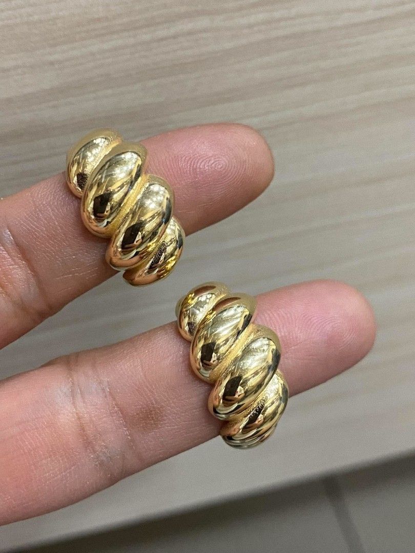 18k Saudi gold ladies ring (Category: Rings) located in Manila. Submitted by bhelgoldseller2ndaccount (Listing ID 1462674581, Image 1). Description: New!!✨New!!✨New!! Authentic 18k Saudi Golds 💯pawnable/naisasanla 💯with high appraisal rate 💯good investment 💯Direct supplier price 👉OPEN for resellers 🌺please take time to evaluate their actual sizes and grams 👉Best panggift for all occasions ✅ Sold per grams not per piece Kya lowest price ✅Wi