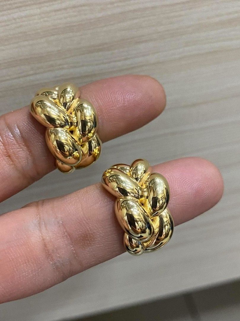 18k Saudi gold ladies ring (Category: Rings) located in Manila. Submitted by bhelgoldseller2ndaccount (Listing ID 1462674581, Image 3). Description: New!!✨New!!✨New!! Authentic 18k Saudi Golds 💯pawnable/naisasanla 💯with high appraisal rate 💯good investment 💯Direct supplier price 👉OPEN for resellers 🌺please take time to evaluate their actual sizes and grams 👉Best panggift for all occasions ✅ Sold per grams not per piece Kya lowest price ✅Wi