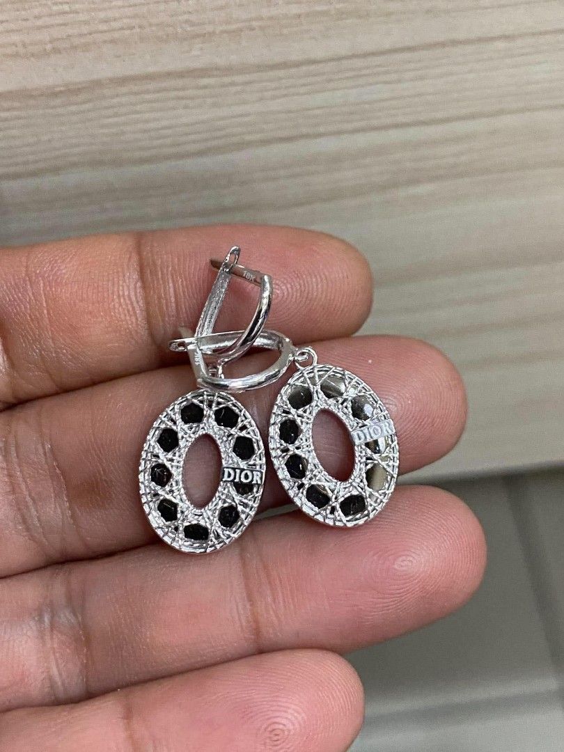 18k Saudi whitegold Dior earrings (Category: Earrings) located in Manila. Submitted by bhelgoldseller2ndaccount (Listing ID 1462674376, Image 3). Description: New!!✨New!!✨New!! Authentic 18k Saudi Golds 💯pawnable/naisasanla 💯with high appraisal rate 💯good investment 💯Direct supplier price 👉OPEN for resellers 🌺please take time to evaluate their actual sizes and grams 👉Best panggift for all occasions ✅ Sold per grams not per piece Kya lowest