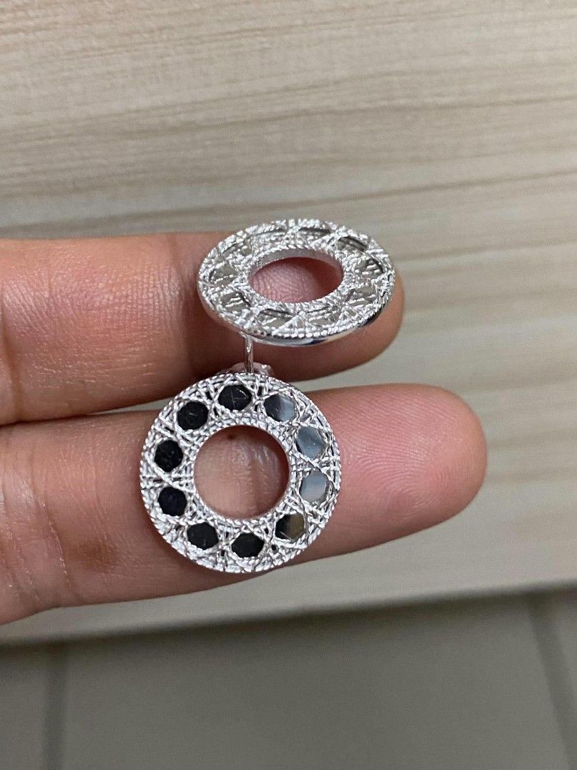 18k Saudi whitegold Dior earrings (Category: Earrings) located in Manila. Submitted by bhelgoldseller2ndaccount (Listing ID 1462674376, Image 1). Description: New!!✨New!!✨New!! Authentic 18k Saudi Golds 💯pawnable/naisasanla 💯with high appraisal rate 💯good investment 💯Direct supplier price 👉OPEN for resellers 🌺please take time to evaluate their actual sizes and grams 👉Best panggift for all occasions ✅ Sold per grams not per piece Kya lowest