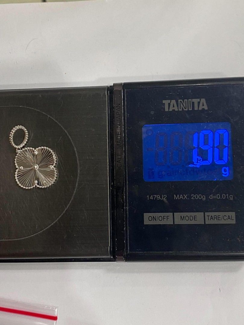 18k Saudi whitegold Vca Alhambra pendant (Category: Necklaces) located in Manila. Submitted by bhelgoldseller2ndaccount (Listing ID 1462673449, Image 3). Description: New!!✨New!!✨New!! Authentic 18k Saudi Golds 💯pawnable/naisasanla 💯with high appraisal rate 💯good investment 💯Direct supplier price 👉OPEN for resellers 🌺please take time to evaluate their actual sizes and grams 👉Best panggift for all occasions ✅ Sold per grams not per piece Ky
