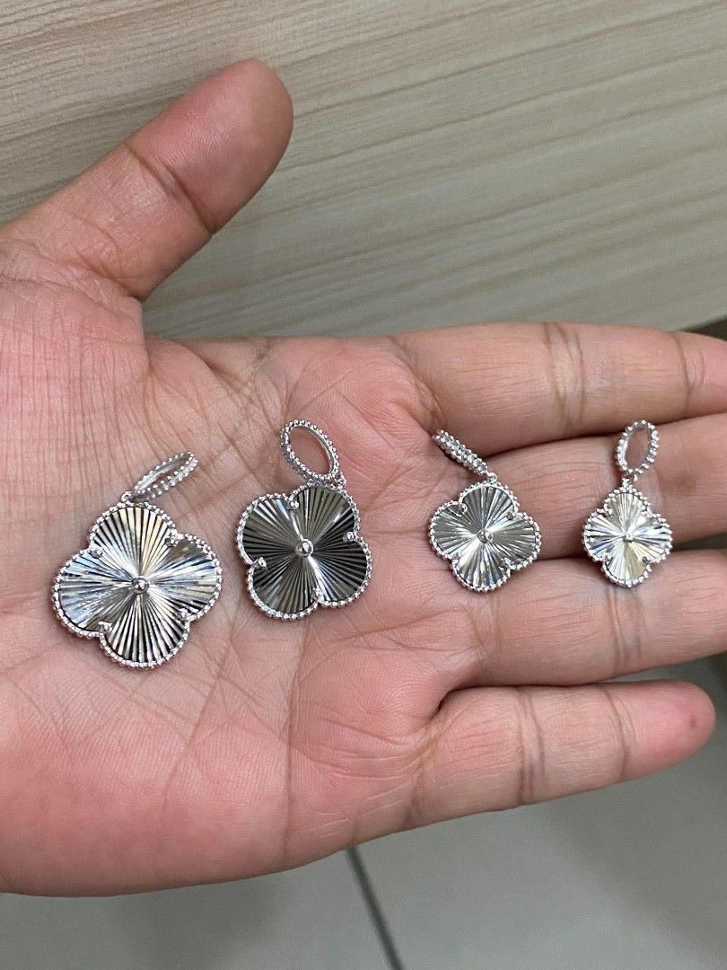 18k Saudi whitegold Vca Alhambra pendant (Category: Necklaces) located in Manila. Submitted by bhelgoldseller2ndaccount (Listing ID 1462673449, Image 1). Description: New!!✨New!!✨New!! Authentic 18k Saudi Golds 💯pawnable/naisasanla 💯with high appraisal rate 💯good investment 💯Direct supplier price 👉OPEN for resellers 🌺please take time to evaluate their actual sizes and grams 👉Best panggift for all occasions ✅ Sold per grams not per piece Ky