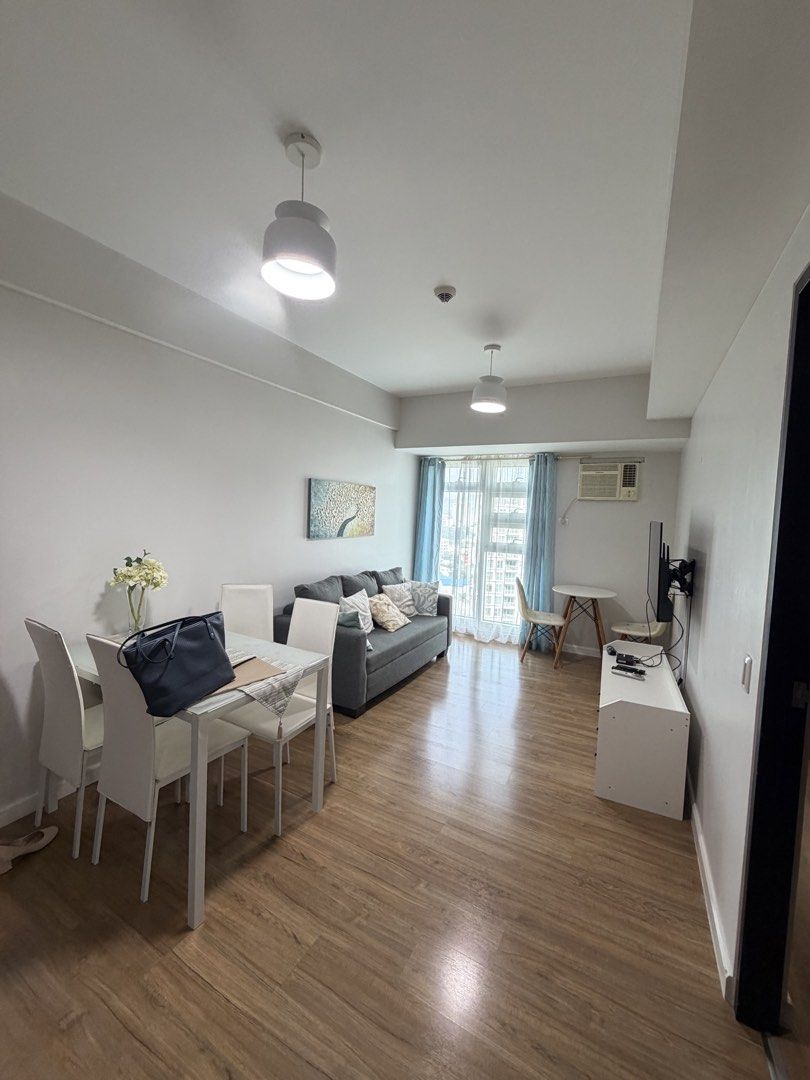 1 Bedroom Unit For Rent in Solinea (Category: Apartments & Condos) located in Mandaue City. Submitted by clark_168 (Listing ID 1462595300, Image 3). Description: 1 Bedroom Unit For Rent in Solinea Location: Cardinal Rosales Avenue, Cebu Business Park, Cebu City Area: 40 square meters Facing Swimming Pool and Ayala Center Cebu Mall Lease Rate: Php 40,000 per month INCLUSIVE of condominium dues ONLY!! Terms of Deposit: 2 months security deposit and