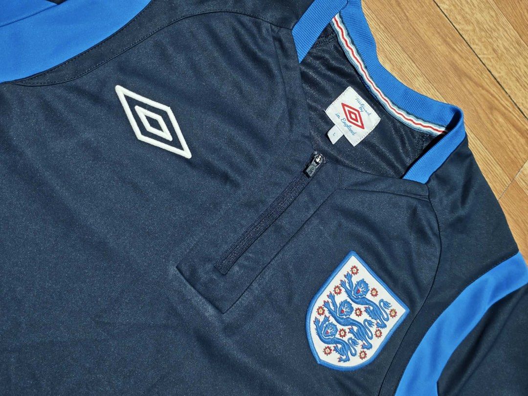2010-2011 england umbro jersey - Large (Category: Tshirts & Polo Shirts ) located in Imus. Submitted by wyg_2.0 (Listing ID 1462445288, Image 2). Description: Excellent Condition Size Large W : 20.5 L : 28-29 issue : zipper puller (see last pic).