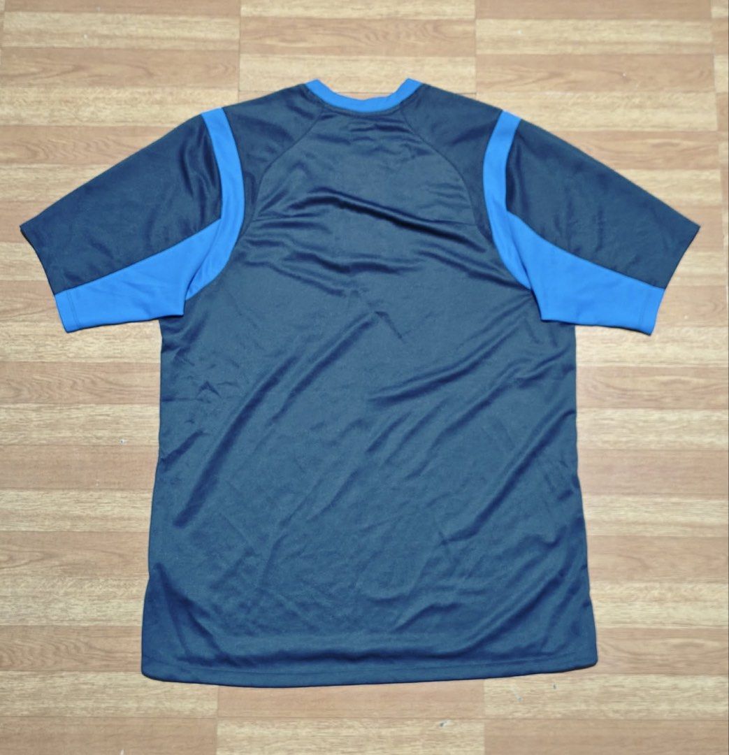 2010-2011 england umbro jersey - Large (Category: Tshirts & Polo Shirts ) located in Imus. Submitted by wyg_2.0 (Listing ID 1462445288, Image 3). Description: Excellent Condition Size Large W : 20.5 L : 28-29 issue : zipper puller (see last pic).