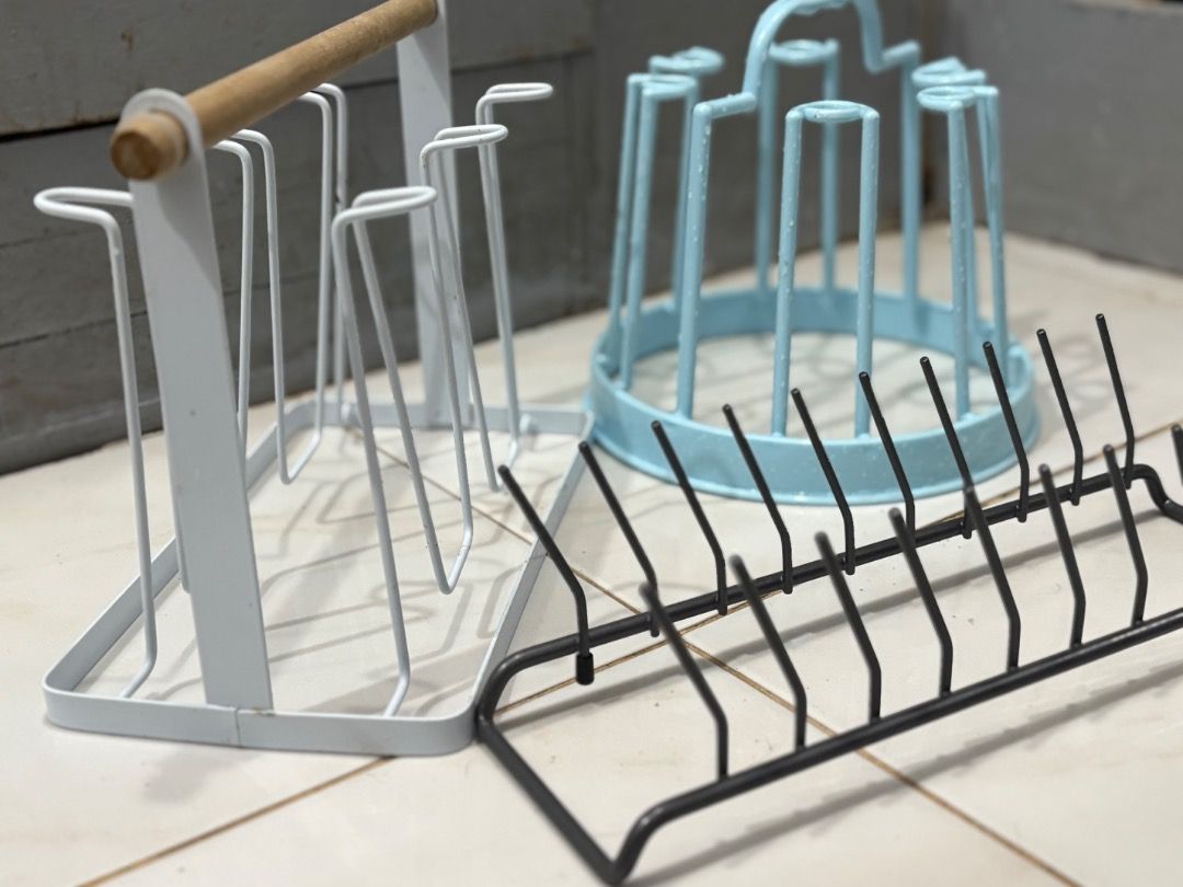 2 Dish Racks and 2 Cup Holders (Category: Food Organization & Storage) located in Quezon City. Submitted by camille_cr (Listing ID 1444644179, Image 2). Description: - White plastic dish rack - Metal dish rack - 2 Cup holders .
