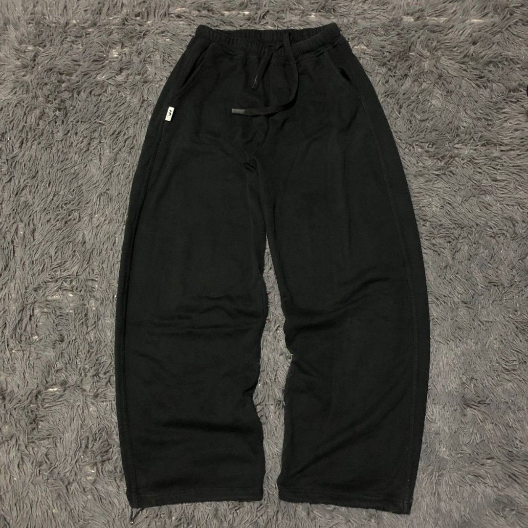 33 Fuzzykon BaggySweatpants (Category: Activewear) located in Camiling. Submitted by thriftscape2024 (Listing ID 1462587415, Image 1). Description: Excellent Condition Color rate: 9/10 Issue: ❌❌❌ W: 26-36 L: 40 Thigh: 14 Leg Opening: 10.