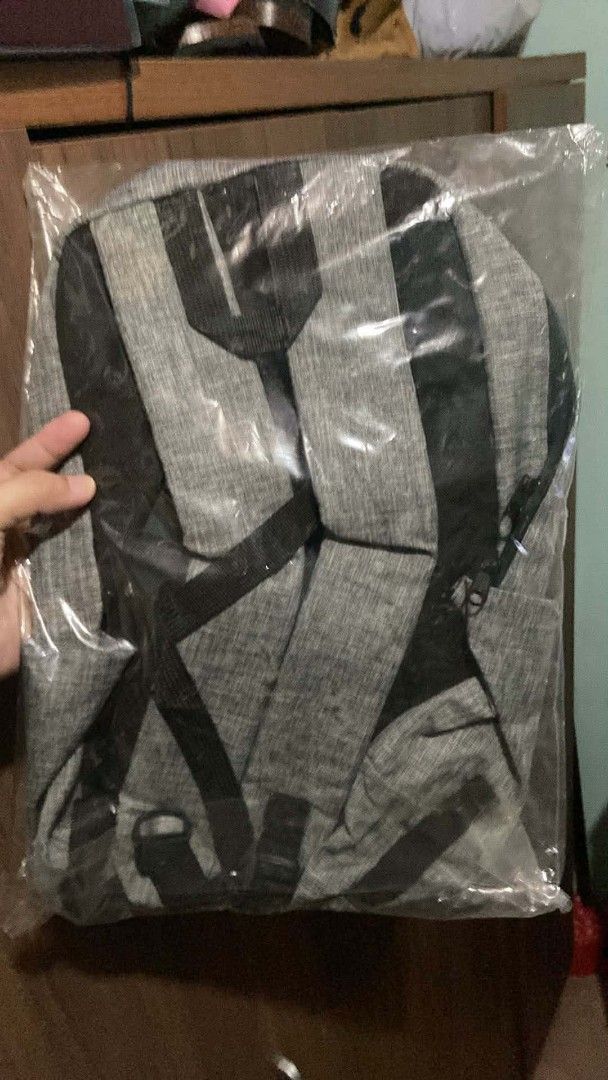 4imprint Grey Backpack (Category: Backpacks) located in Zaragoza. Submitted by sherree1281 (Listing ID 1462553876, Image 2). Description: - Grey backpack with 4imprint logo - Front pocket for easy access - Adjustable straps for comfortable carrying - Ideal for everyday use or travel - Simple and functional design.