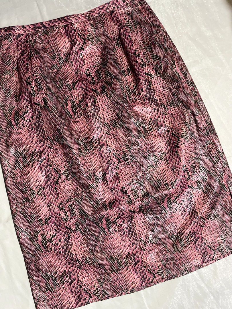 80s Pink Snake Print Midi Skirt (Category: Skirts) located in Paranaque City. Submitted by kuweefindsmnl (Listing ID 1462603262, Image 2). Description: - Vintage 80s midi skirt - Bold pink snake print - Features a side slit - Waist: 26 inches - Length: 24 inches - JP wash tag only.