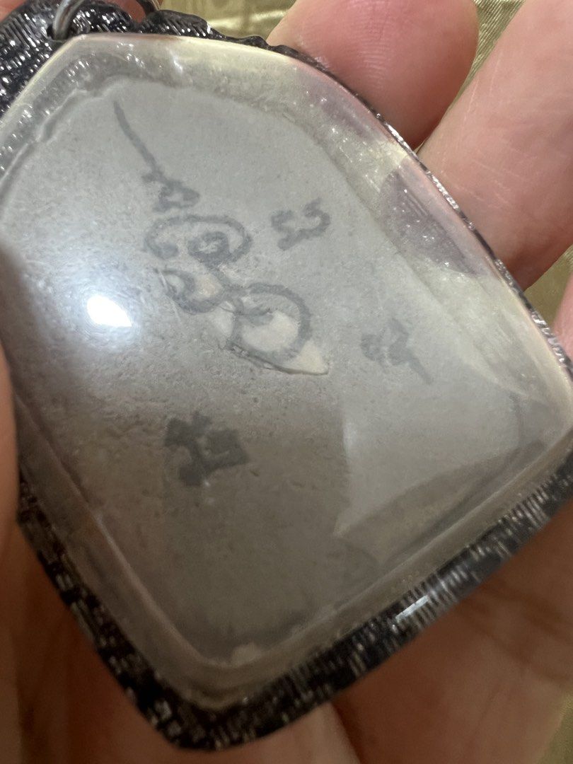 銀黑色防水殼馬食能 （分類：宗教物品）位於 Hong Kong。 由 dream_baby 提交（商品編號 1462643292，圖片 3）。簡介： 粉牌後有料 泰國近代知名高僧 龍婆川（Luang Phor Chuen，屈打意寺 Wat Ta Ee）於佛曆2545年（公元2002年）左右督造加持的經典聖物（如坤平抱女／抱妻或背面為馬食能的法相系列）。外觀材質：呈灰黑色粉質，裝有黑銀色邊框及防水外殼。主要功效（民俗傳說與信仰）人緣與異性緣：相傳能增強個人魅力、吸引異性及改善人際關係。桃花與和合：在傳統南傳法術中，被認為有助於鞏固感情、提升桃花運。平安守護：信眾相信亦有保平安、擋險的作用。。