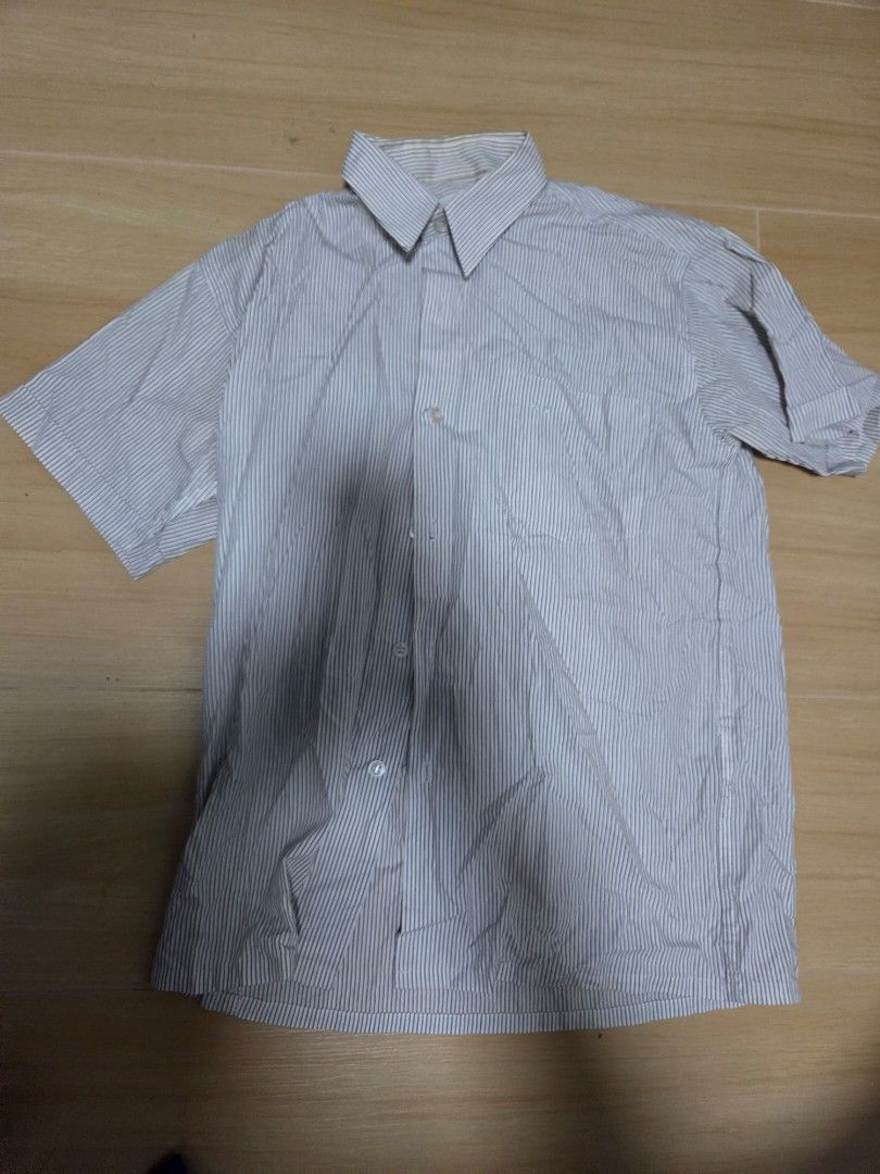 青年會中學 校服 （分類：T-shirt、恤衫、有領衫）位於 Hong Kong。 由 heilhl 提交（商品編號 1462611405，圖片 3）。簡介： 長䄂恤衫 size145 一件$35 兩件$60 短䄂恤衫 size145 一件$35 藍色polo size 138 一件25$ 4件全要$80 全部要$ 150。